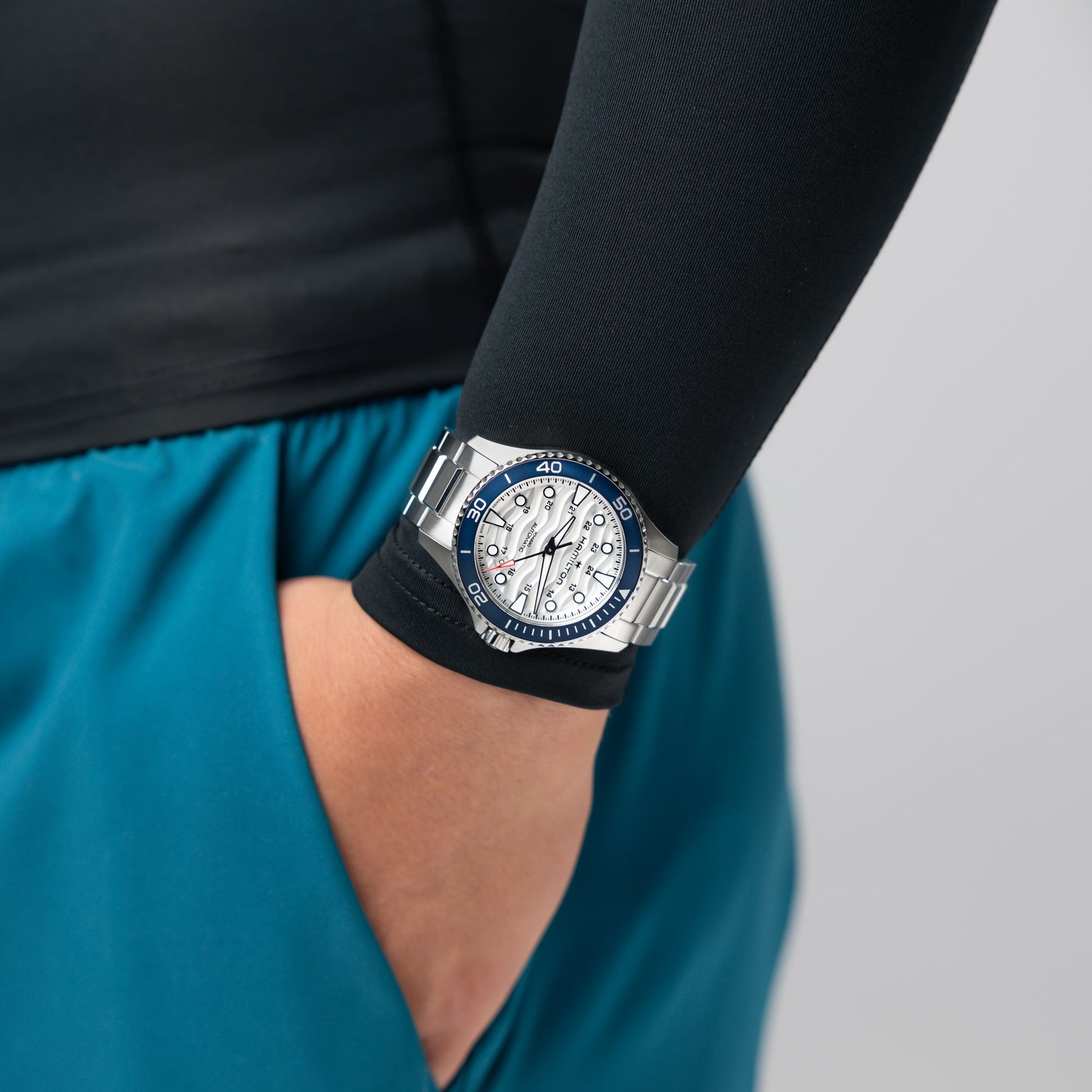 h82425110_wristshot